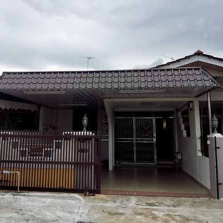 Bagan Terrace House Near To Sunway Carnival Mall, Seberang Jaya Villa Бътъруърт Екстериор снимка